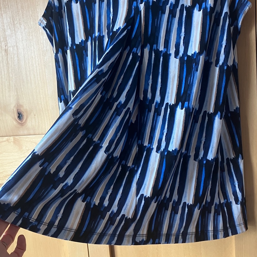 Dana Bachman Blue and White Sleeveless Blouse - Picture 4 of 6